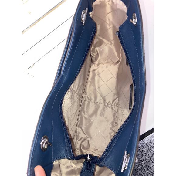 MICHAEL KORS, LARGE NAVY SAFFIANO LEAHTER SHOULDER BAG WITH CHARM - Picture 13 of 16